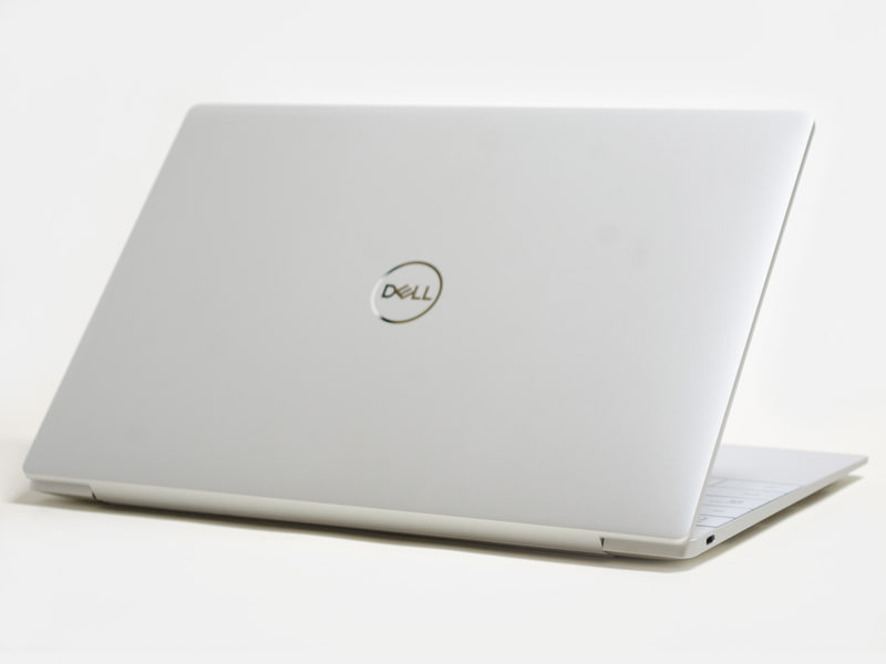 斜め後ろから。手元に届いたのはプラチナシルバー。グラファイトもどんな感じか気になるところ