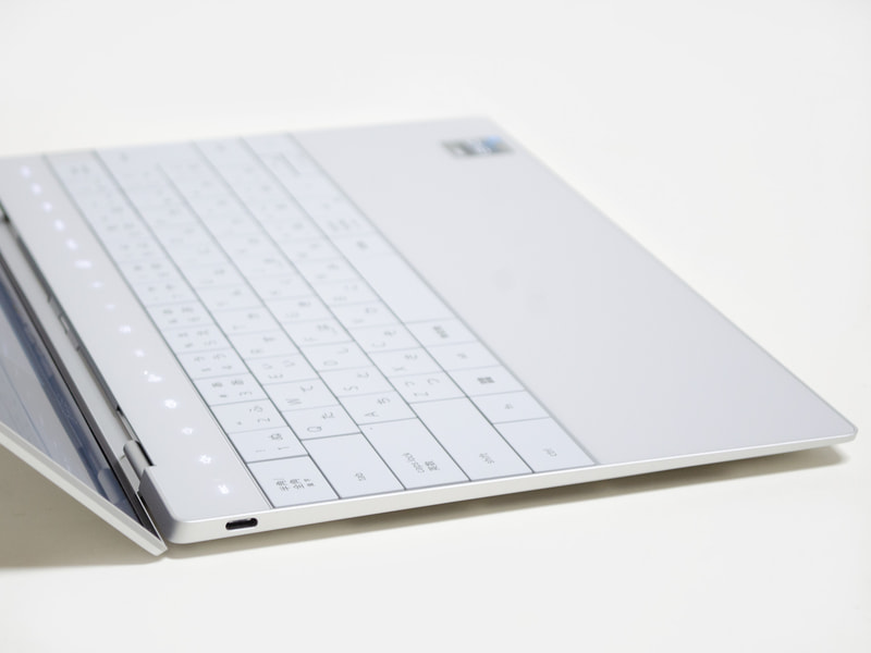 左。Thunderbolt 4×1。パネルの傾きはこれが最大