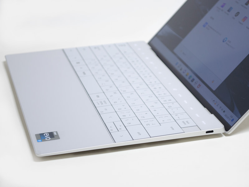 右。左と同じくThunderbolt 4×1