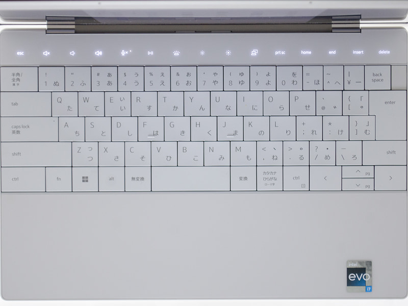 キーボード。アイソレーションタイプが多い中、縁のないゼロラティスキーボードを採用。打ちにくいこともなく快適に入力できる。タッチパッドは段差なしでパームレストと一体化