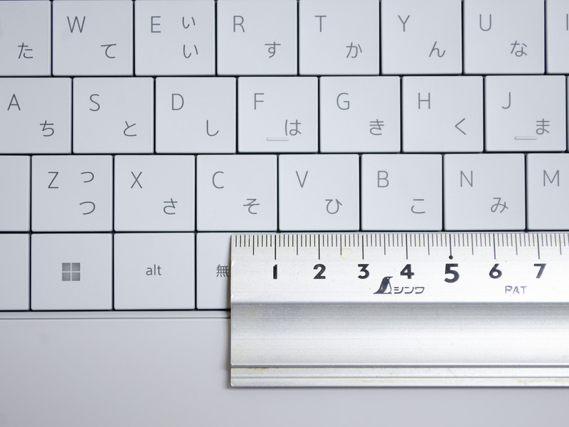 キーピッチは実測で約18mm。右上の[¥]を含む3つが若干狭いものの、この程度なら問題ない。[BS]の横が電源ボタン兼指紋センサー