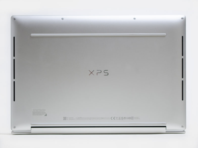 裏。前後に1本バーのゴム足。左右のスリットにスピーカー