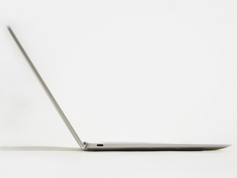 横から。Type-Cのコネクタからも分かるようにかなり薄い