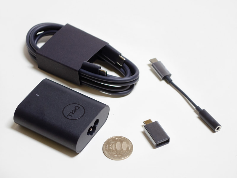 ACアダプタなど付属品。ACアダプタはサイズ約65×55×22mm(幅×奥行き×高さ)、重量94g、出力5V/3A、9V/3A、15V/3A、20V/3Aの最大60W。USB-C/USB-Cケーブル、USB-C/USB-Aアダプタ、USB-C/3.5mmアダプタ付属
