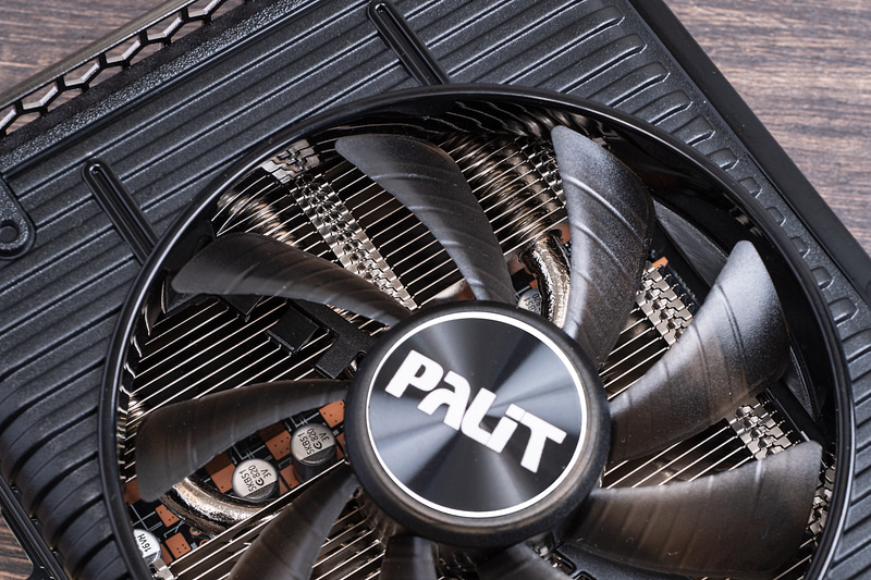 ファンのブレードにある溝が空気の流れをスムーズにするという