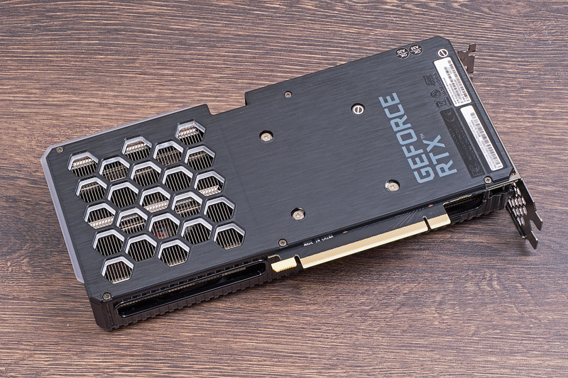 風が裏面からも抜けるハニカムブラケット構造によって冷却性能を高めている