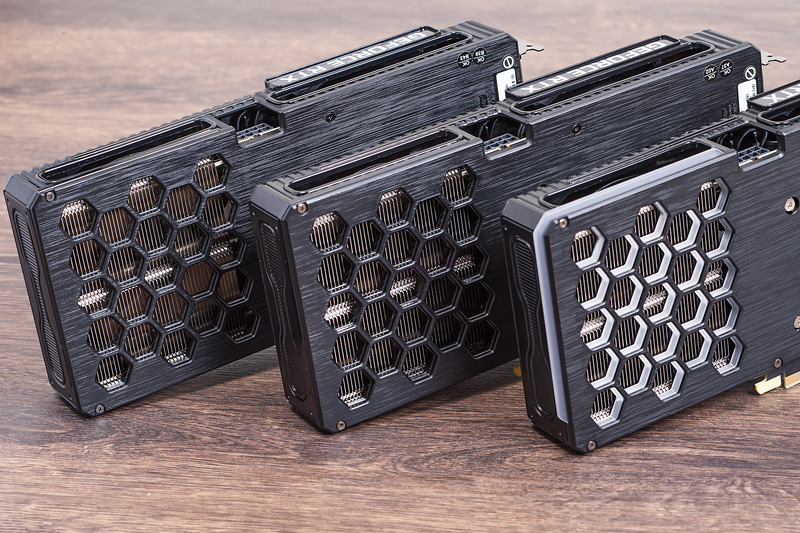 風が裏面からも抜けるハニカムブラケット構造によって冷却性能を高めている