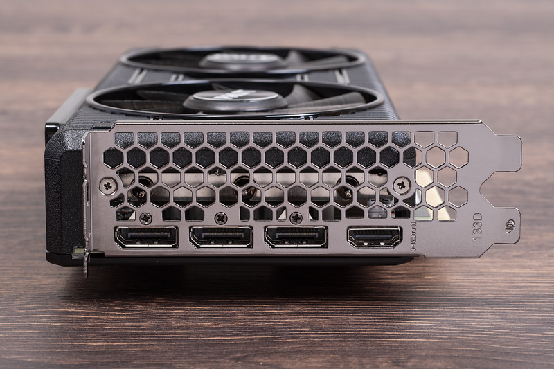 ディスプレイ出力はいずれもDisplayPort 1.4a×3、HDMI 2.1×1