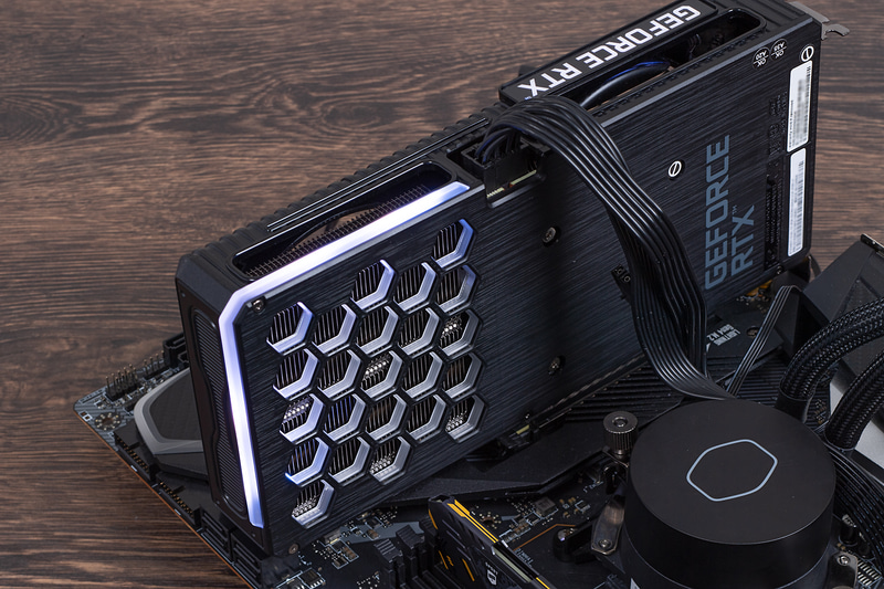 今回の3モデルのうちPalit GeForce RTX 3060 Ti Dual OCのみ天面のロゴとハニカムブラケット構造部分にLEDを内蔵。ドレスアップも重視するなら注目だ