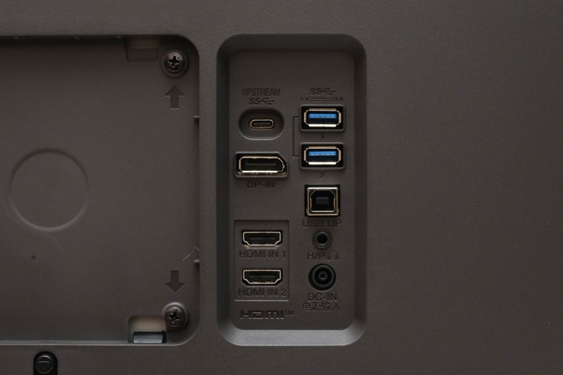 左上から、USB Type-C(データ転送、DisplayPort Alternate Mode、USB Power Delivery対応)×1、DisplayPort 1.4×1、HDMI×2、USB 3.0(ダウンストリーム)×2、USB 2.0(アップストリーム)×1、3.5mmヘッドフォン端子×1、電源端子×1を配置