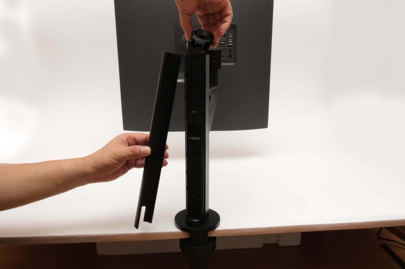 ケーブルはアームスタンドバックカバーで隠し、スマートに配線できる