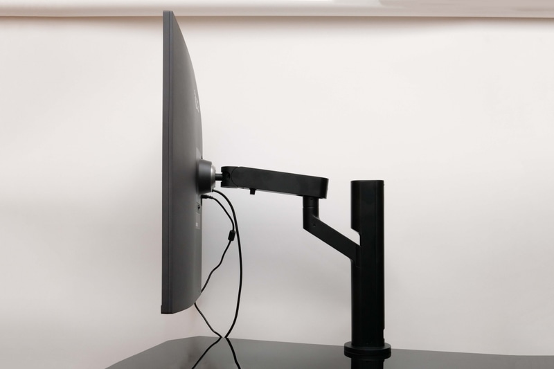 アームスタンドの可動部は6カ所。最も伸ばすと実測38cmとなる。モニター本体をデスク上の自由な位置に移動可能だ