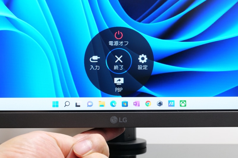 OSDジョイスティックボタンをワンプッシュすると円形メニューが表示される。詳細設定には右の「設定」から移動する