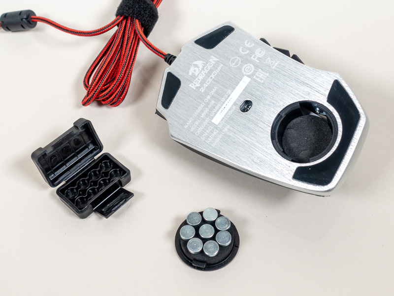 マウス底部と重りの収納ケース。なお、M990は重りが8つすべて搭載した状態で届く