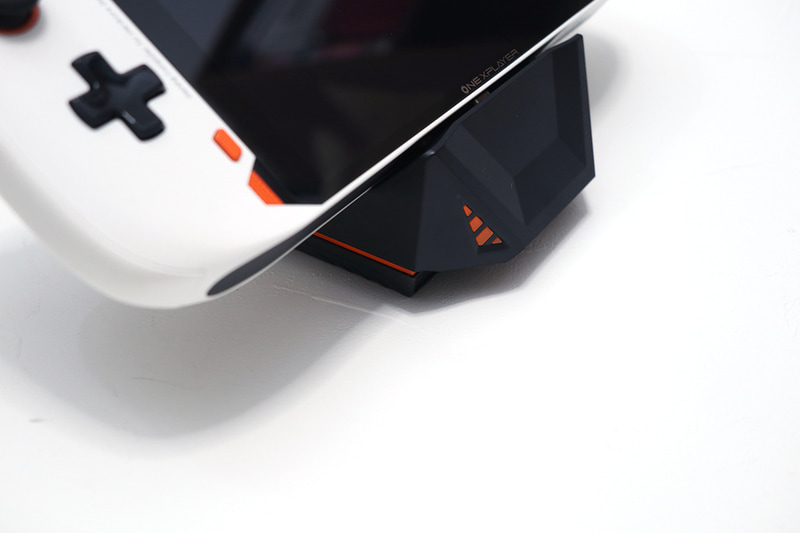 接続するとオレンジのパーツが光るギミック