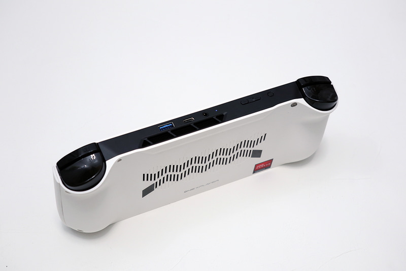 本体背面はホワイトで涼しそうな外観