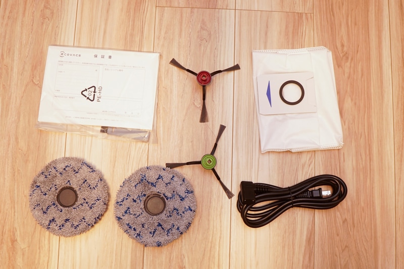 そのほかの主な同梱物は、メインブラシ、ダストバッグ、水拭き用モップ、ステーション用電源ケーブルなど