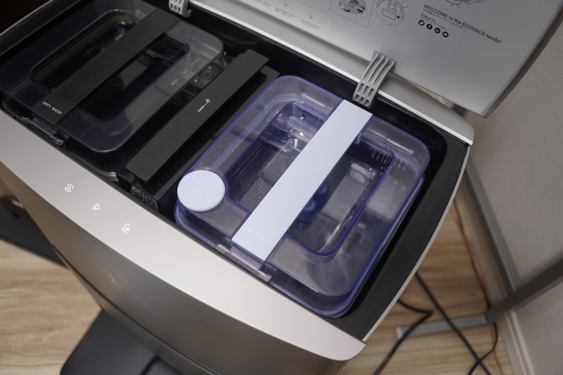 清水タンクには水を入れておき、ステーションのふたを開けて、設置