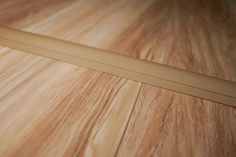 リビングに2カ所はわしてあるケーブル用のモール。高さが1cmほどある