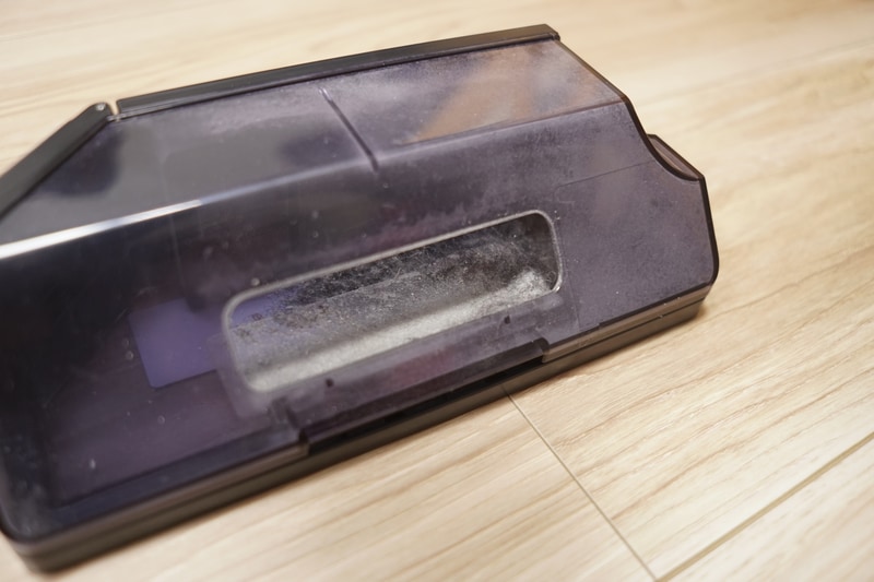 1カ月清掃しなかったダストボックス。ステーションに吸い上げきれなかったホコリなどが付着している