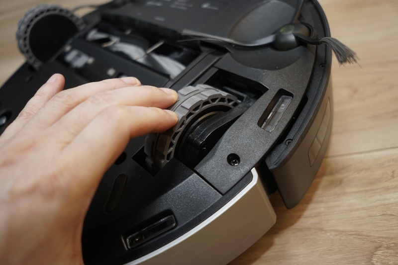 普段はメインの車輪はこれくらい内部に収納されているが