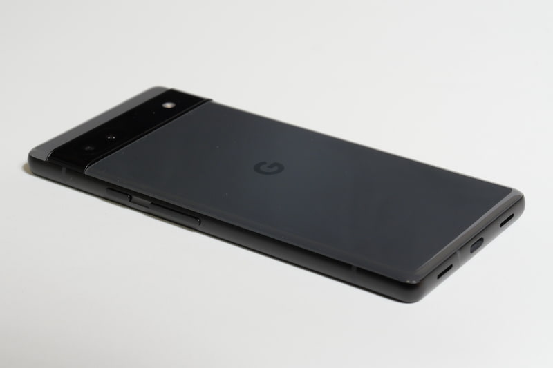 側面にアルミフレーム、背面にガラスを採用し、背面カメラユニットにPixelカメラバーを採用するなど、Picel 6シリーズとほぼ同等のデザインにすることで、質感が高められている