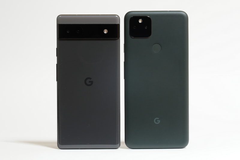 左がPixel 6a、右がPixel 5a 5G。並べてみると、Pixel 6aはPixel 5a 5Gより質感が大きく向上していることがよく分かる