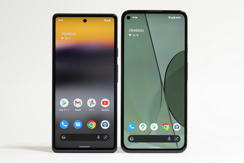 フットプリントは71.8×152.2mm(幅×奥行き)。右のPixel 4a 5Gと比べると、幅が1.4mm、奥行きが4mm短く、コンパクトな筐体となっている