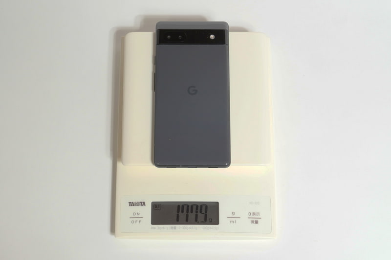 重量は、公称178g、実測でも177.9gだった。Pixel 4a 5Gよりも5g軽く、軽快に持てる印象だ