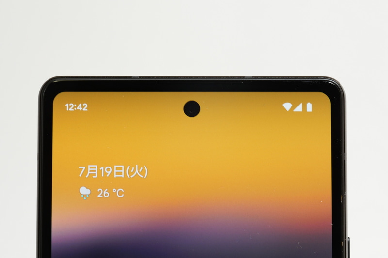 ディスプレイ上部中央には、前面カメラ用のパンチホールが空けられている
