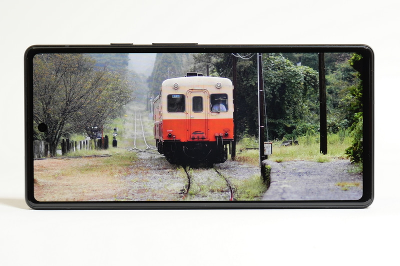 コントラスト比100万:1以上、HDR表示に対応しており、発色は非常に鮮やかで、表示クオリティは申し分ない