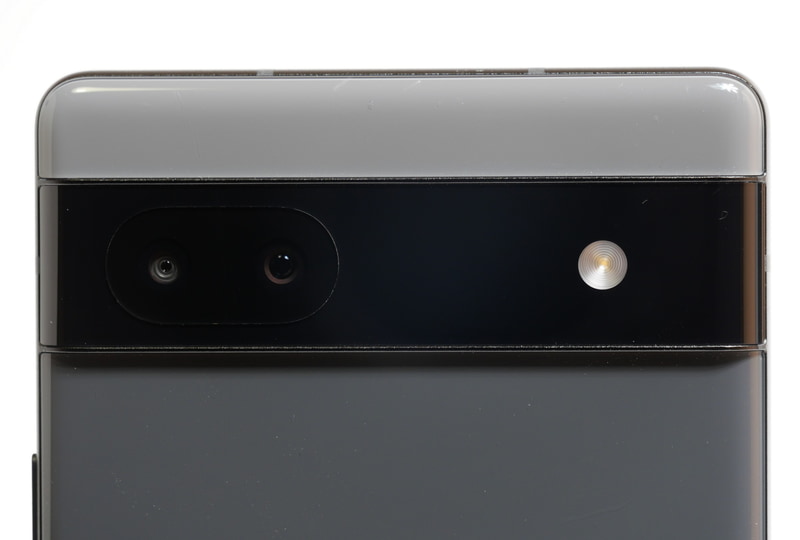 背面カメラは、左右側面まで達する帯状の突起にカメラを配置する「Pixelカメラバー」に収納している