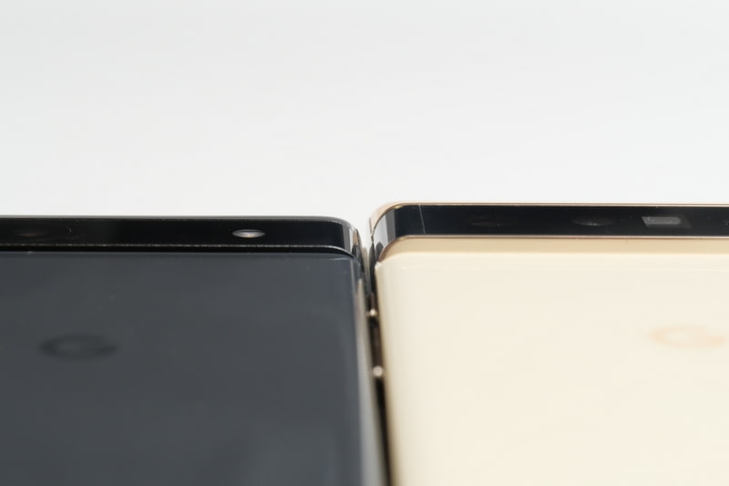 Pixel 6 Pro(右)と比べると、Pixel 6a(左)のPixelカメラバーの突起の低さがよく分かる