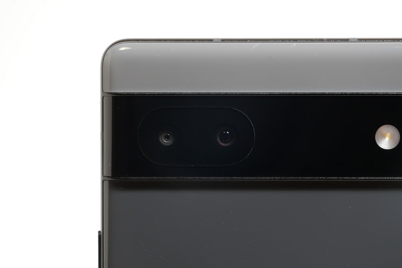 背面カメラは、左が超広角レンズ、右が広角レンズの2眼仕様。超広角レンズ側の仕様はPixel 6と同じだが、広角レンズ側の仕様はPixel 4/4a/5a 5Gとほぼ同じだ