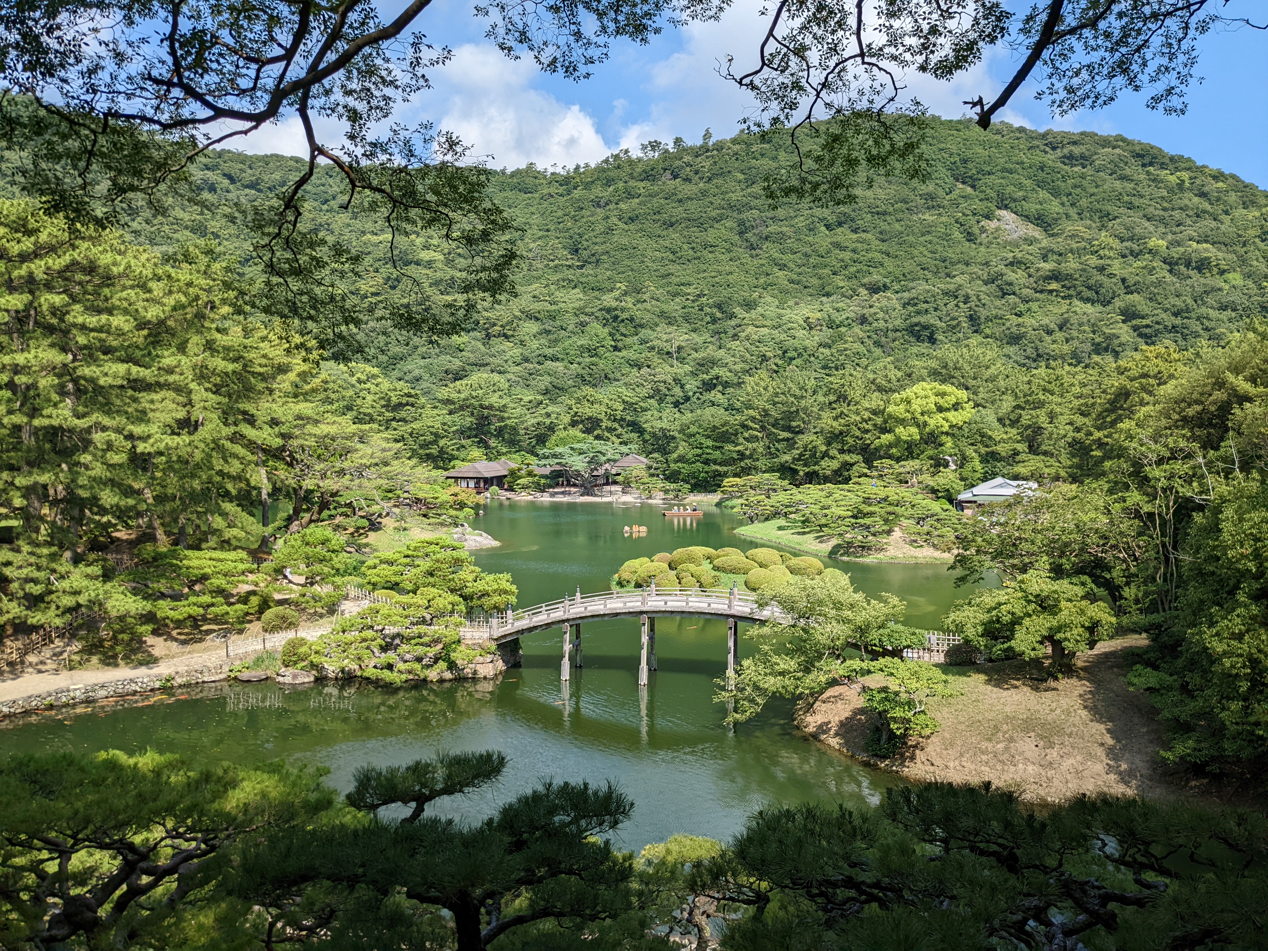 明るい場所では非常にクリアな写真が撮影できる。等倍に拡大すると細かな部分など解像度がやや甘く感じるものの、本体ディスプレイで見たり、プリントではほとんど気にならない