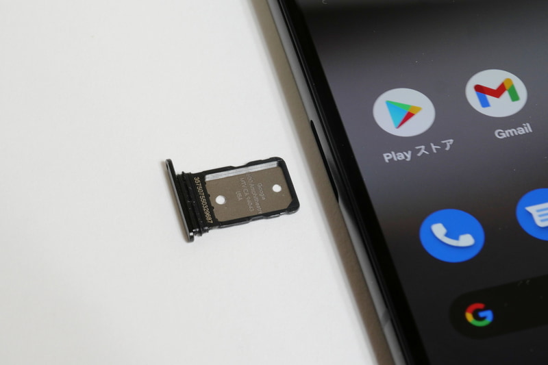 nanoSIMトレイは左側面に配置。microSDの装着は行なえない