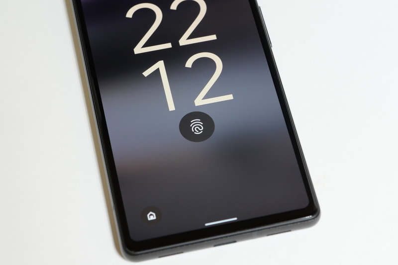 生体認証機能は、ディスプレイ埋め込み型指紋認証センサーを採用。認証速度はPixel 6よりも遅い印象