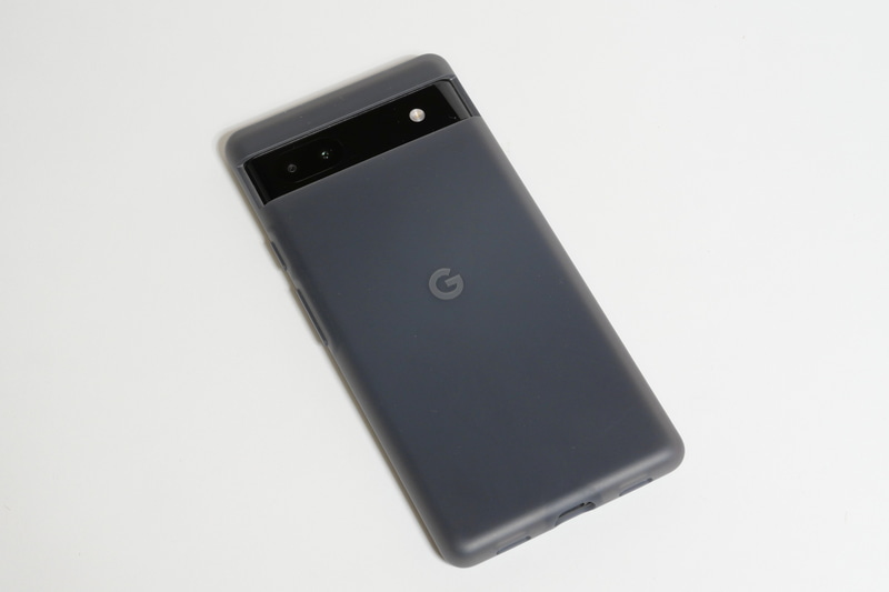 専用カバーを装着した状態。カバーの仕様はPixel 6シリーズ用とほぼ同じだ