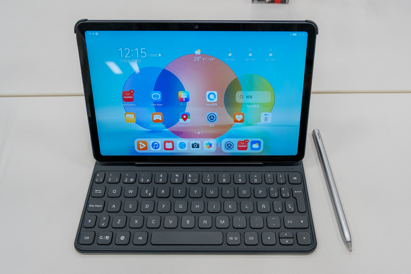 別売のキーボードカバー装着時。右はM-Pencil