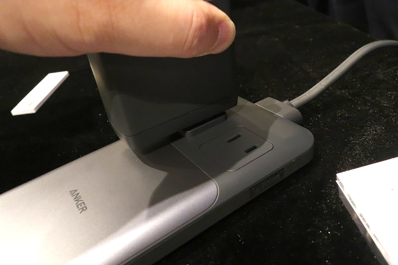 727 Charging Station(GaNPrime 100W)のACはプラグを挿すとベース部がポップアップし、深さ不足を補う