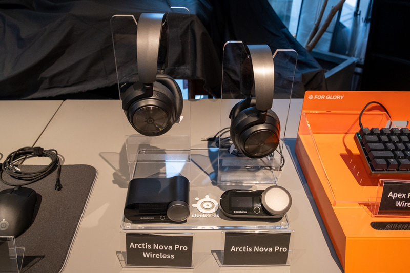 Arctis Nova Pro Wireless(左)、Arctis Nova Pro(右)
