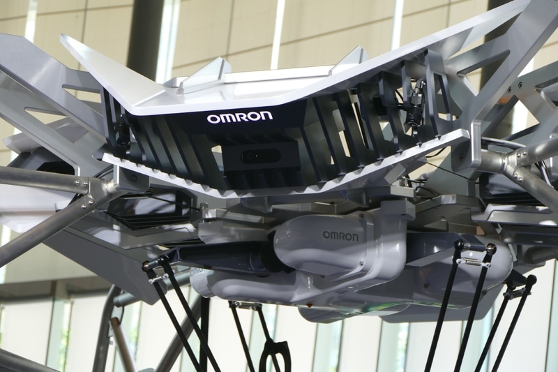 ロゴの横にある2つのカメラでボールの位置を3次元計測