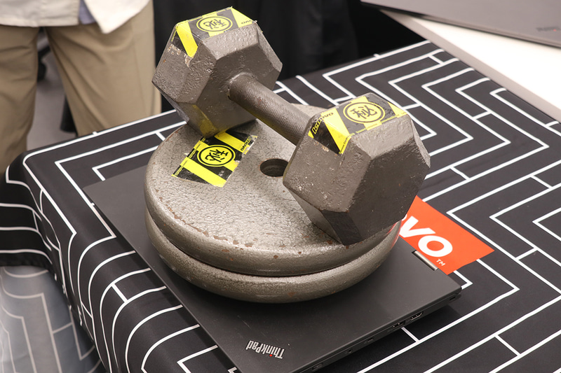 重さ非公開のオモリだが、実際の機械のテストでこれぐらいは加圧しているそうだ