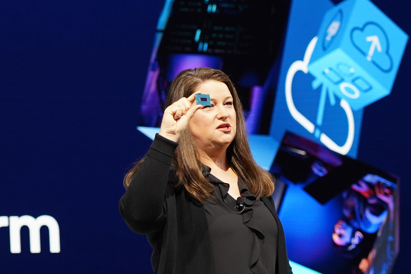 Visionの基調講演で第12世代Core HXを発表するIntel 上級副社長 兼 クライアントコンピューティング事業本部 事業本部長 ミッシェル・ジョンストン・ホルトス氏。ホルトス氏が手に持っているのが第12世代Core HX