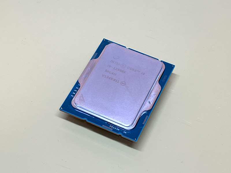 デスクトップPC用のLGA1700用のパッケージ、交換可能などのメリットはあるがソケットとパッケージでどうしても厚みがでてしまう