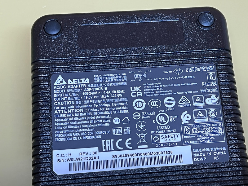 ACアダプタは出力330Wと高出力