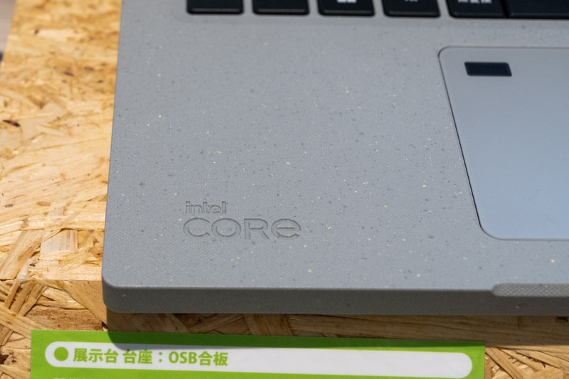 Core搭載を示すロゴは彫り込まれている