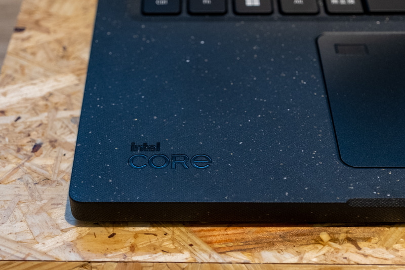 こちらもロゴは彫り込み