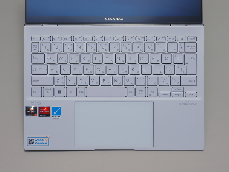 アイソレーションタイプのキーボードで、クセのない配列だ