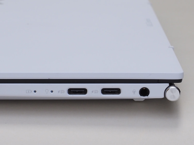 ヒンジ寄りから順にヘッドフォン/マイクコンボジャック、USB Type-C×2。こちらの2ポートのUSB Type-CにもUSB PDロゴ、DisplayPort Alt Modeロゴがある